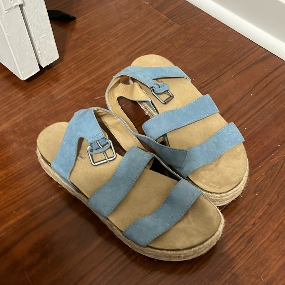 Size 9.5 blue platform sandals!